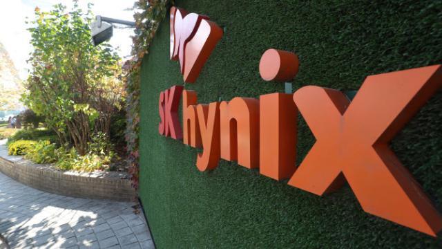 This file photo, taken on Oct. 20, 2020, shows the corporate logo of South Korean chipmaker SK hynix Inc. displayed at the company's plant in Icheon, south of Seoul. (Yonhap)