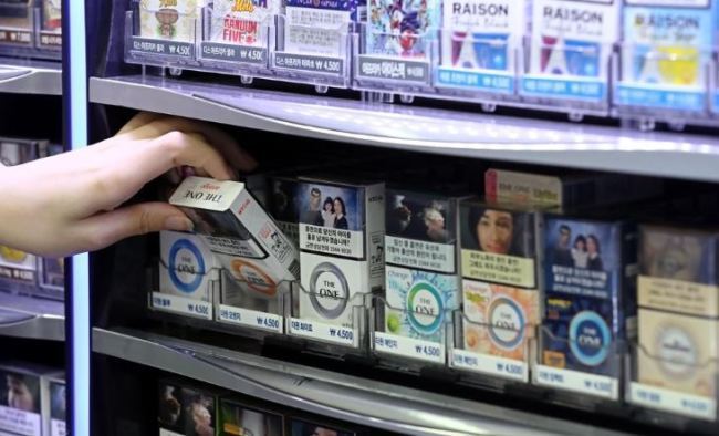 Cigarettes in a convenience store (Yonhap)