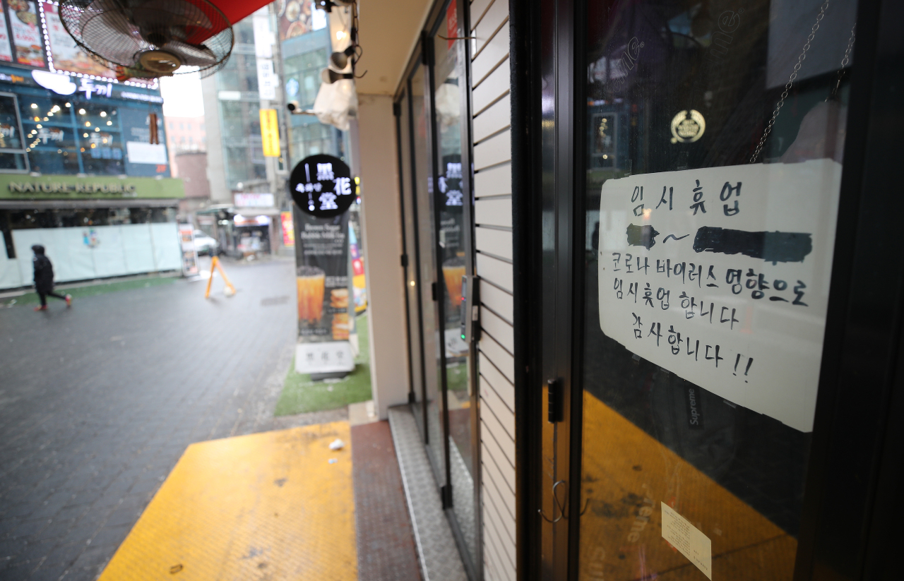 The Jan. 12, 2021, file photo shows a closed store in the famous shopping district of Myeongdong in central Seoul due to the COVID-19 pandemic. (Yonhap)