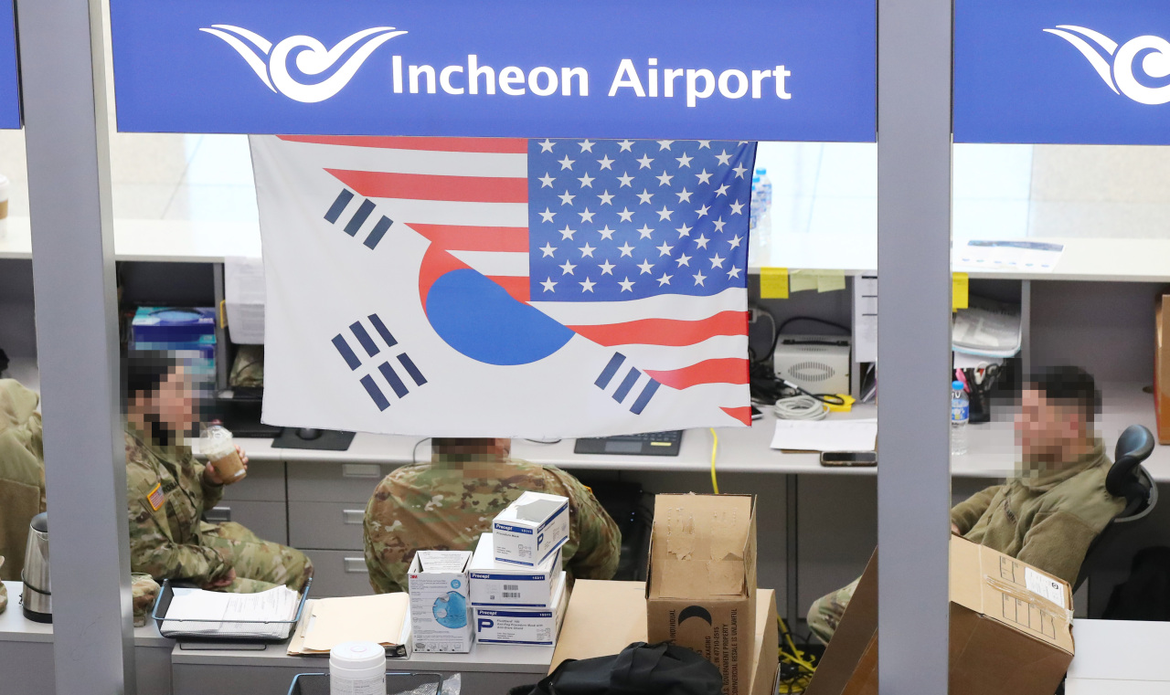 This photo, taken last Tuesday, shows US service members at Incheon airport, west of Seoul. (Yonhap)