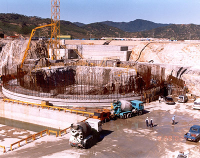The suspended construction site of a nuclear power plant in the eastern coastal village of Kumho, North Korea. The Korean Peninsula Energy Development Organization, an international consortium of South Korea, the US, Japan and the EU, sought to build two 1,000 megawatt light-water reactors back in 1995. (Yonhap)