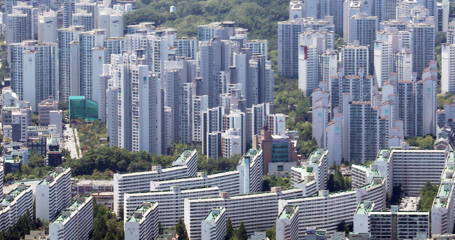 The image shows apartment complexes in Seoul. (Yonhap)