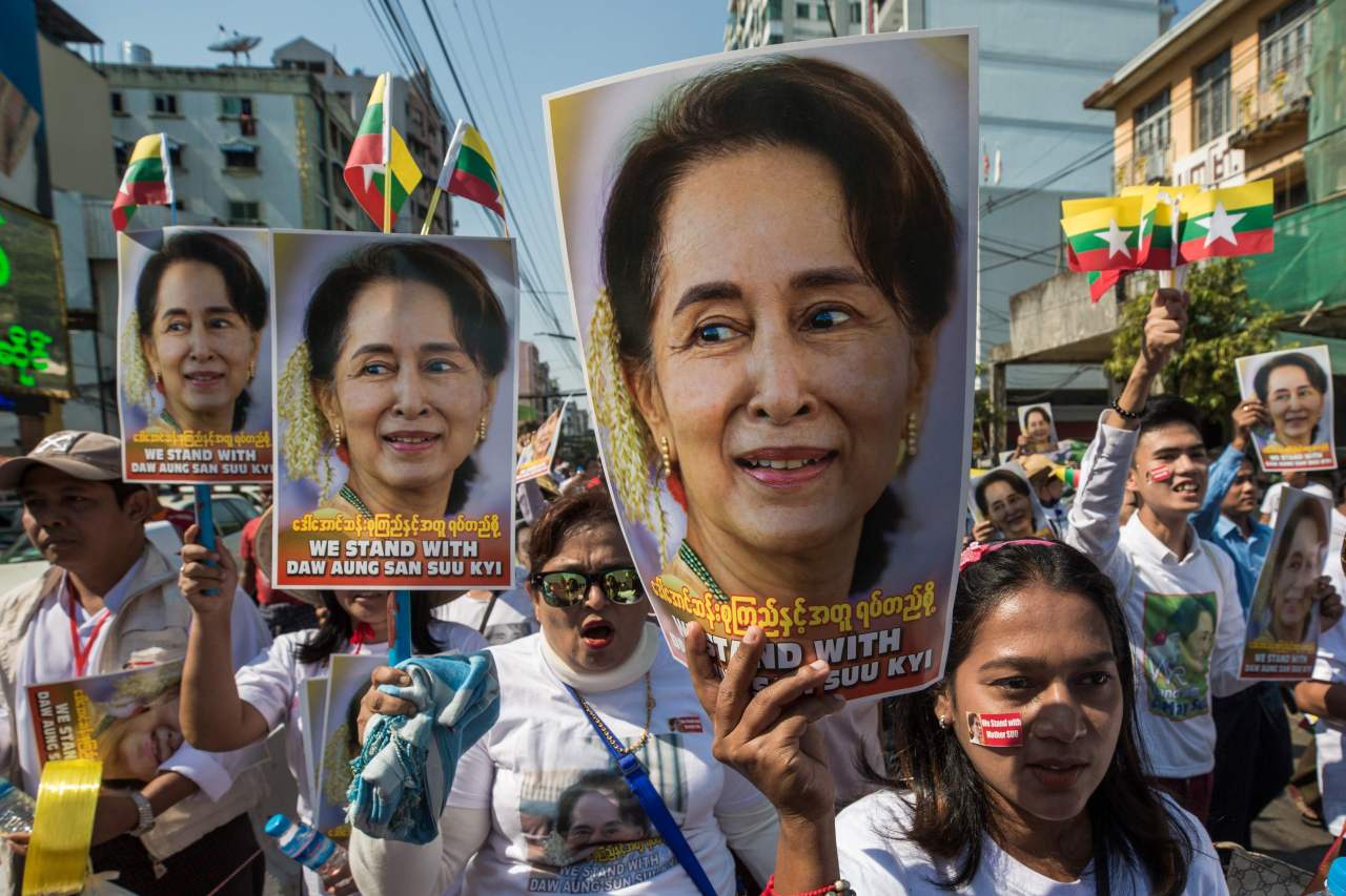 This file photo taken on December 10, 2019 shows people participating in a rally in Yangon in support of Myanmar's State Counsellor Aung San Suu Kyi, as she prepares to defend Myanmar at the International Court of Justice in The Hague against accusations of genocide against Rohingya Muslims. (AFP-Yonhap)