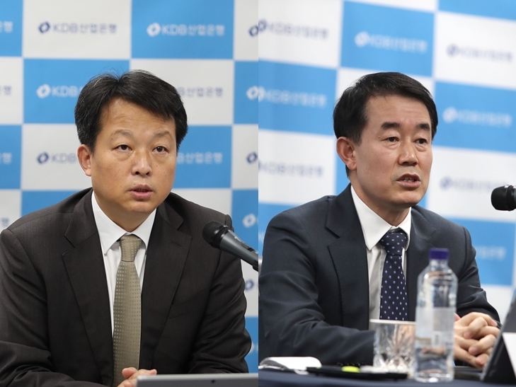 Korea Development Bank Senior Executive Director Choi Dae-hyun (left) and Executive Director Ahn Young-gyu speak at a teleconference with reporters at the KDB headquarters in Seoul Tuesday. (Korea Development Bank)