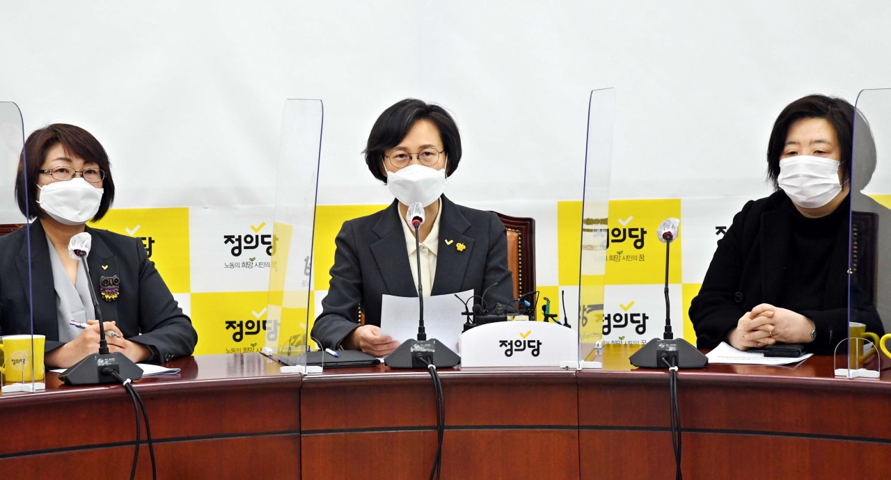 Kang Eun-mi (center), the floor leader of the minor opposition Justice Party, speaks during a meeting on Wednesday. (Yonhap)