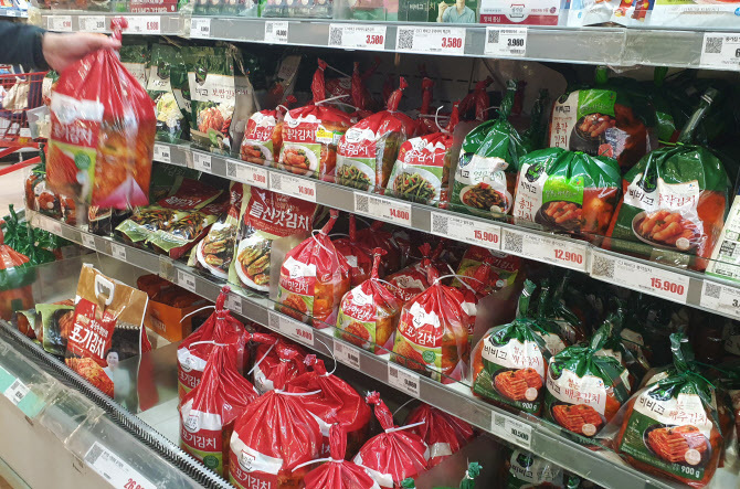 Packaged kimchi products are displayed at a supermarket in central Seoul in this file photo taken on Oct. 9, 2020. (Yonhap)