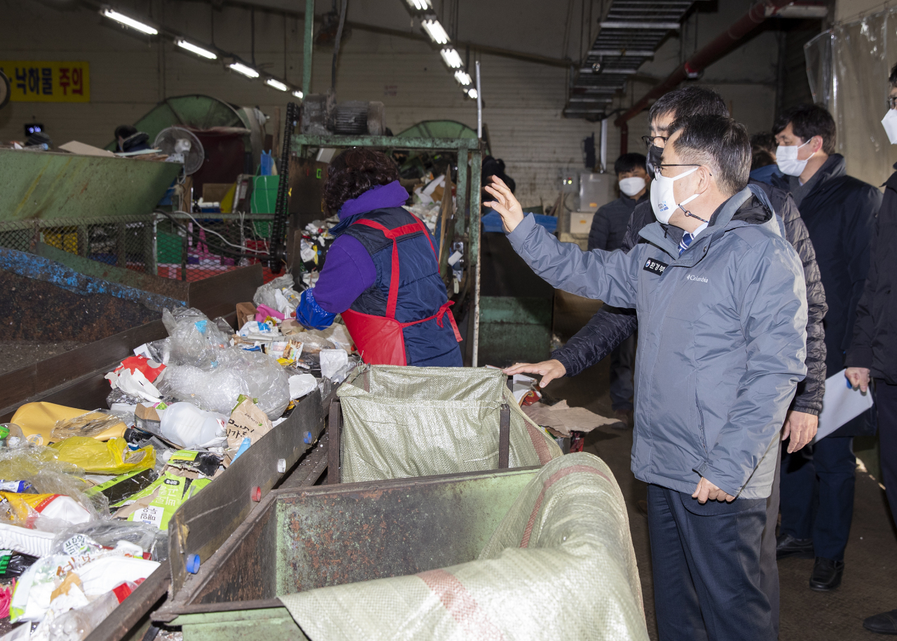 Vice Environment Minister Hong Jeong-kee visits a public recycling site located in Songpa, Seoul, on Tuesday, to inspect the site ahead of the Lunar New Year holiday. (Yonhap)
