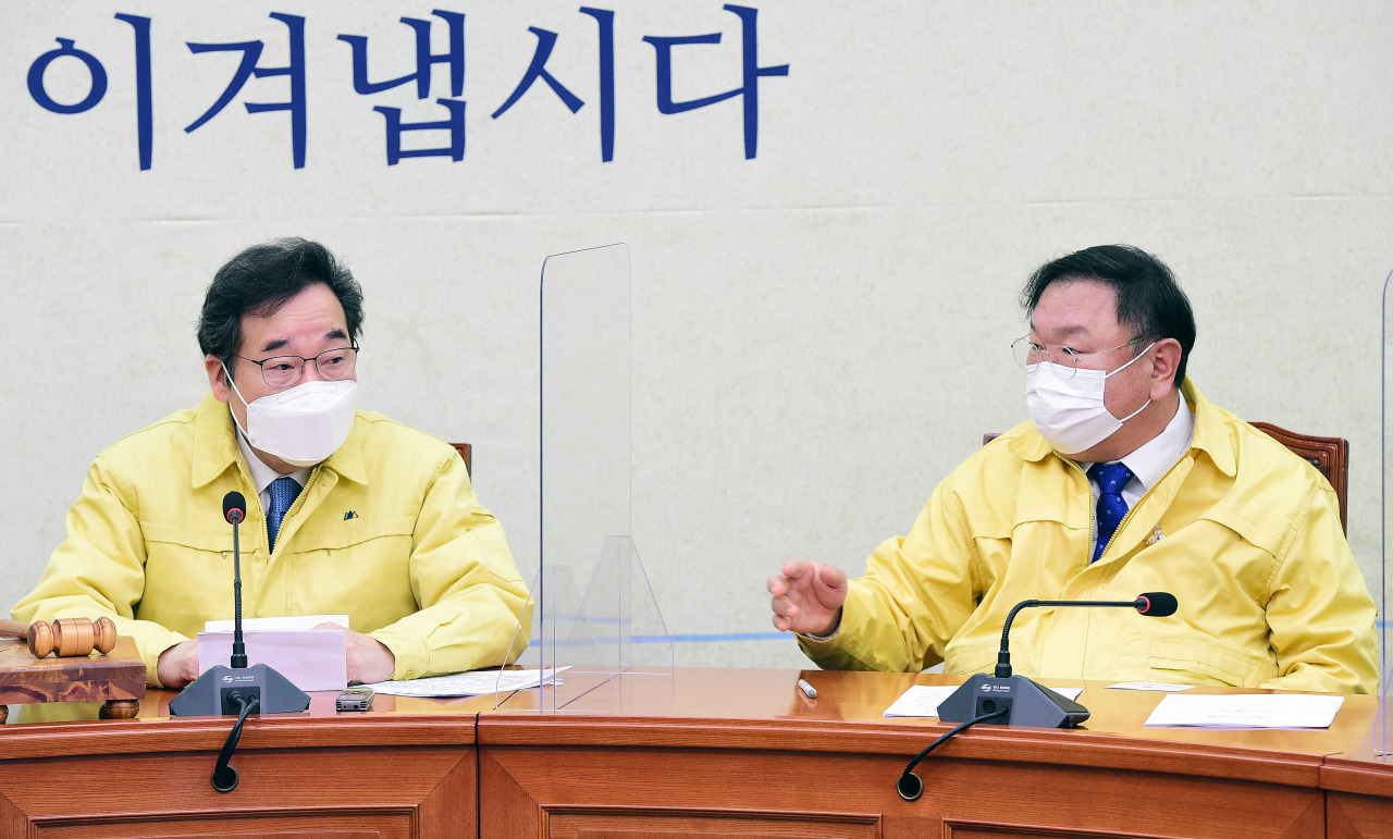 Leaders of the Democratic Party hold a meeting of the party's supreme council at the National Assembly in Seoul on Friday. (Yonhap)