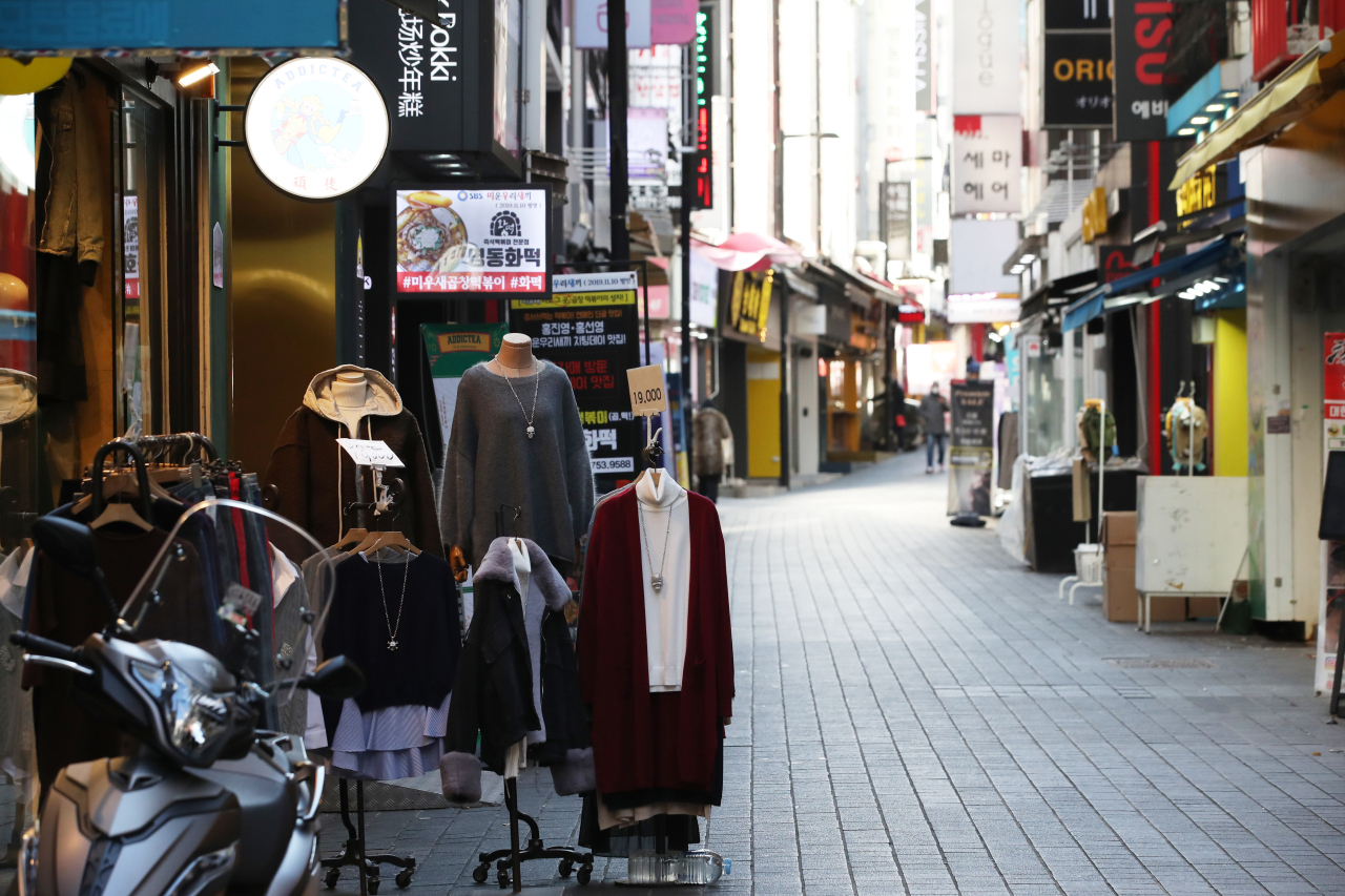 This photo, taken on Dec. 30, 2020, shows a quiet alley of Seoul's shopping district of Myeongdong in central Seoul amid an uptick in new coronavirus cases. (Yonhap)