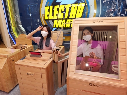 A mobile home sauna introduced by E-mart is demonstrated. (E-mart)