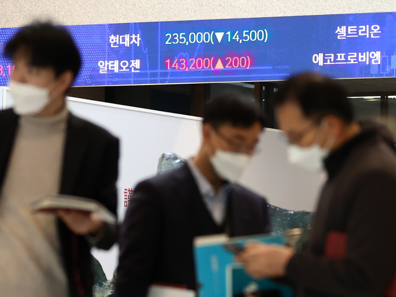 An electronic board at the Korea Exchange shows Hyundai Motor shares falling on Monday morning trade. (Yonhap)
