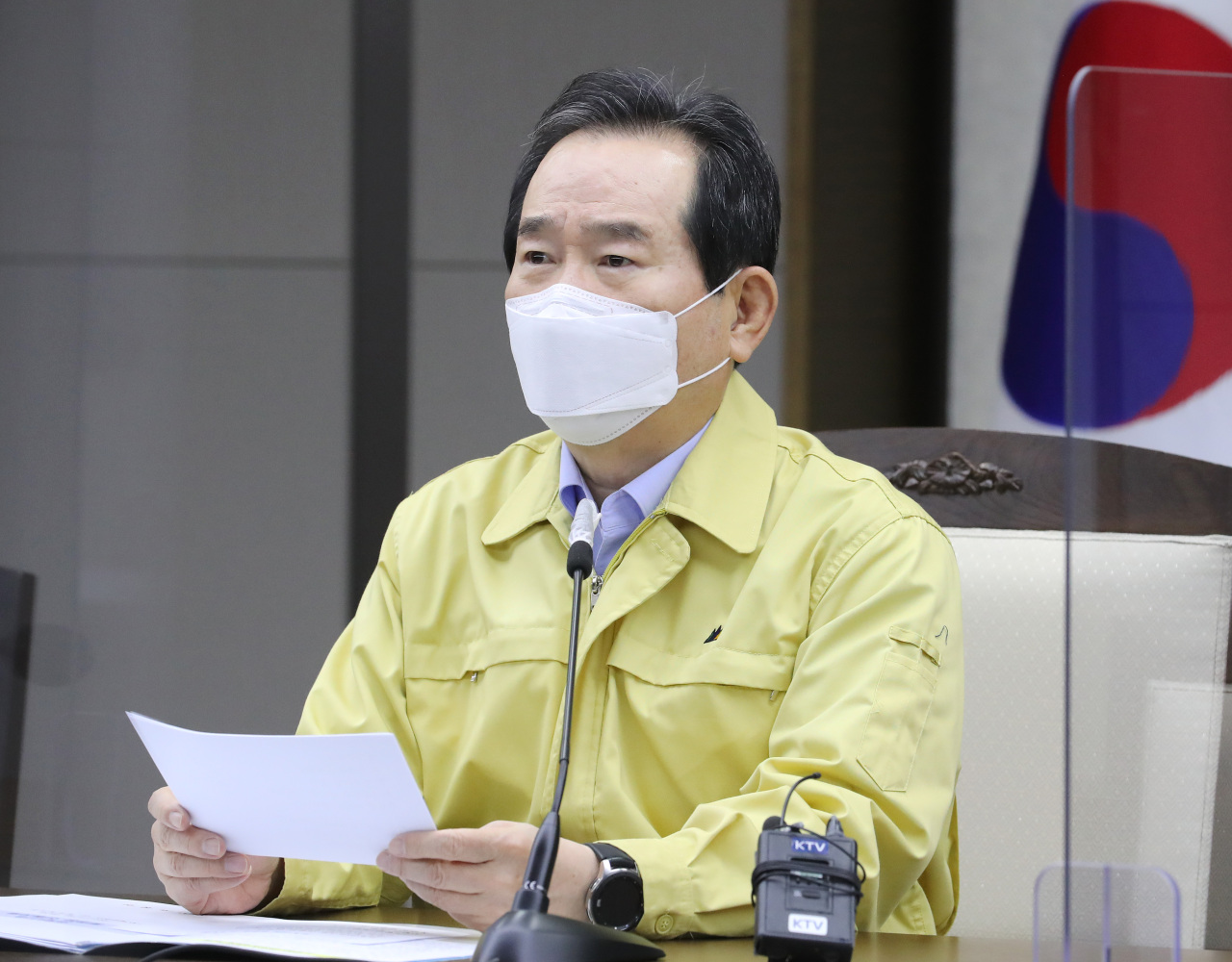 Prime Minister Chung Sye-kyun presides over a meeting of the Central Disaster and Safety Countermeasures Headquarters about measures to prevent the spread of the new coronavirus at the government complex in Sejong on Tuesday. (Yonhap)