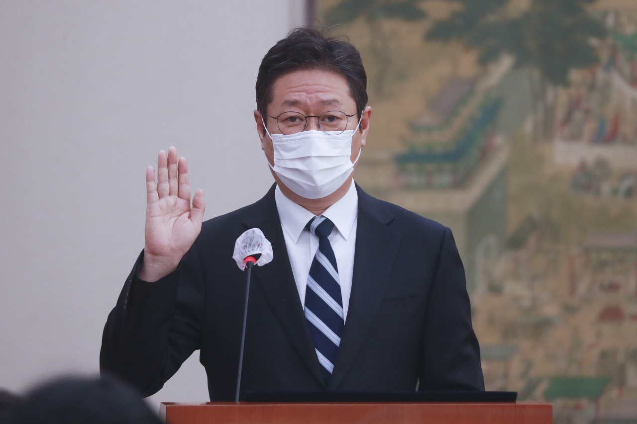 Culture Minister nominee Hwang Hee takes an oath during a confirmation hearing at the National Assembly in Seoul on Tuesday. (Yonhap)