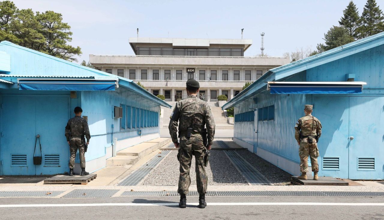 In the file photo taken on April 19, 2018, South Korean and US soldiers stand guard at the inter-Korean truce village of Panmunjom, north of Seoul, ahead of the historic inter-Korean summit talks at the village on April 27. (Yonhap)