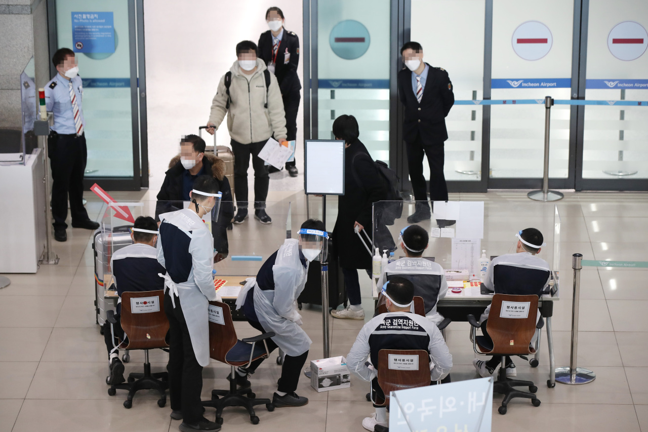 Travelers arrive at Incheon International Airport, South Korea's main gateway, on Tuesday. (Yonhap)