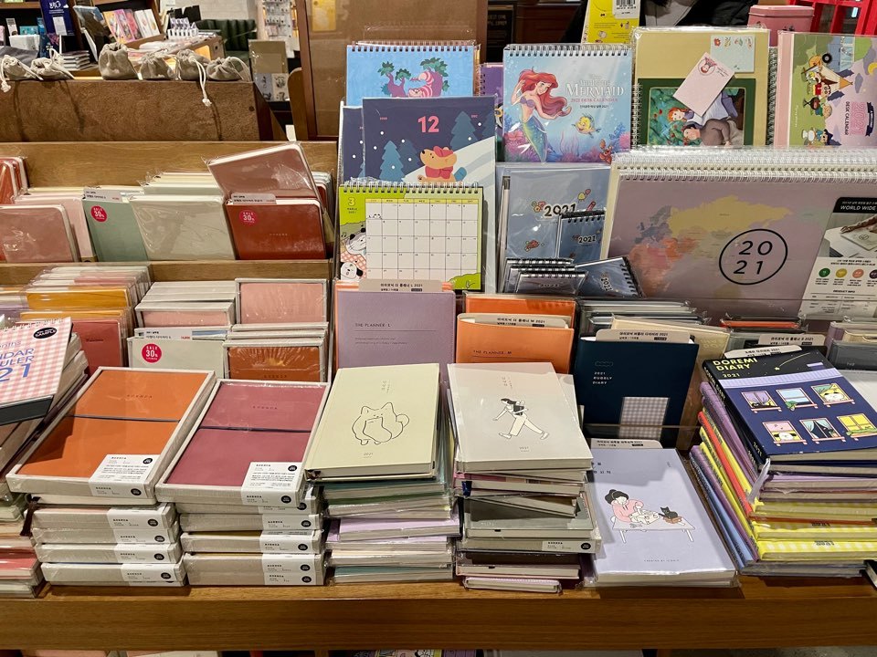 Diaries, planners and journals are on display at Arc n Book’s Euljiro branch in central Seoul. (Im Eun-byel/The Korea Herald)