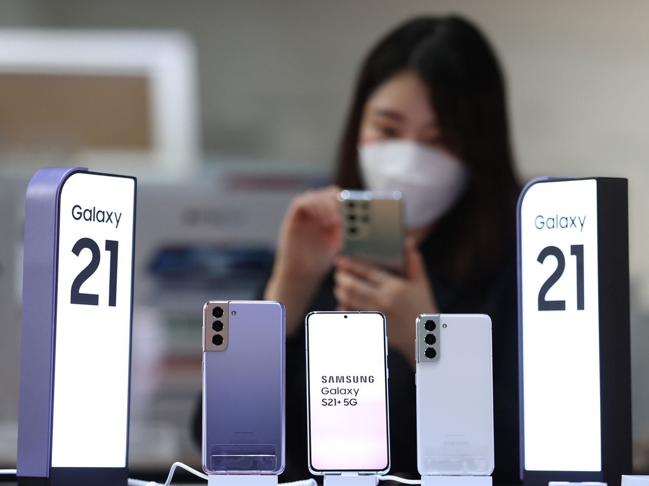 This photo taken Jan. 15, 2021, shows Samsung Electronics Co.'s Galaxy S21 smartphones displayed at a store in Seoul. (Yonhap)