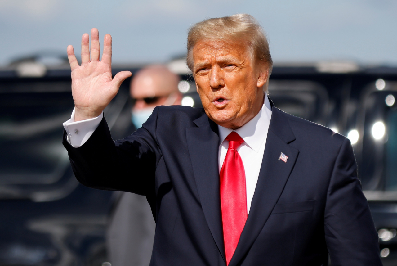 Former US President Donald Trump waves as he arrives at Palm Beach International Airport in West Palm Beach, Florida, US, January 20, 2021. (Reuters-Yonhap)