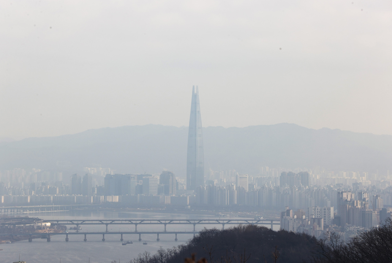 This file photo, taken on Jan. 31, 2021, shows a hazy sky above southeastern Seoul. (Yonhap)