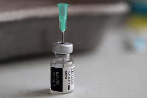 A vial of the Pfizer-BioNTech vaccine against COVID-19 (AP-Yonhap)
