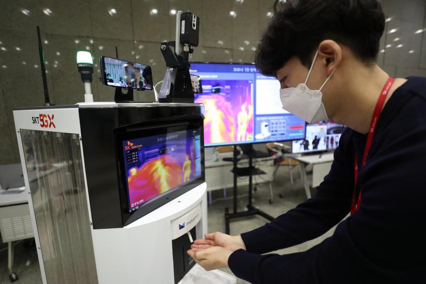 This file photo, taken May 26, 2020, at SK Telecom Co.'s office in central Seoul, shows the company's robot equipped with IoT sensors to prevent the spread of the novel coronavirus. (Yonhap)