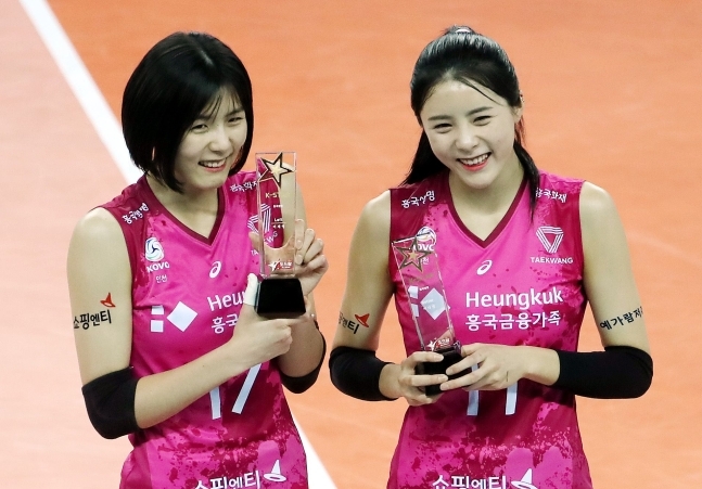 Lee Jae-young (left) and Lee Da-young, players on the national women’s volleyball team (Yonhap)