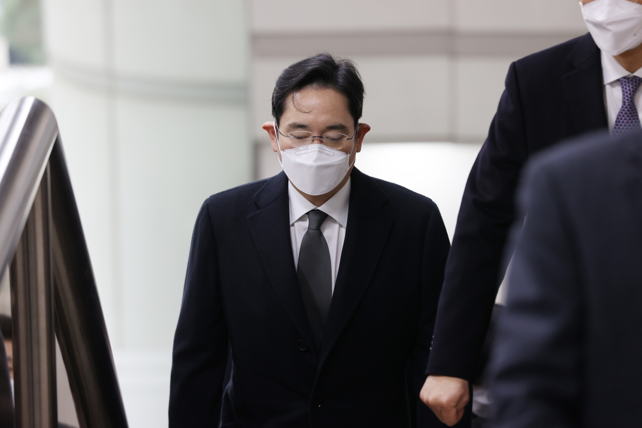 This photo taken on Jan. 18, 2021, shows Samsung Electronics Vice Chairman Lee Jae-yong heading to a court room at Seoul High Court in Seoul for a bribery case. (Yonhap)