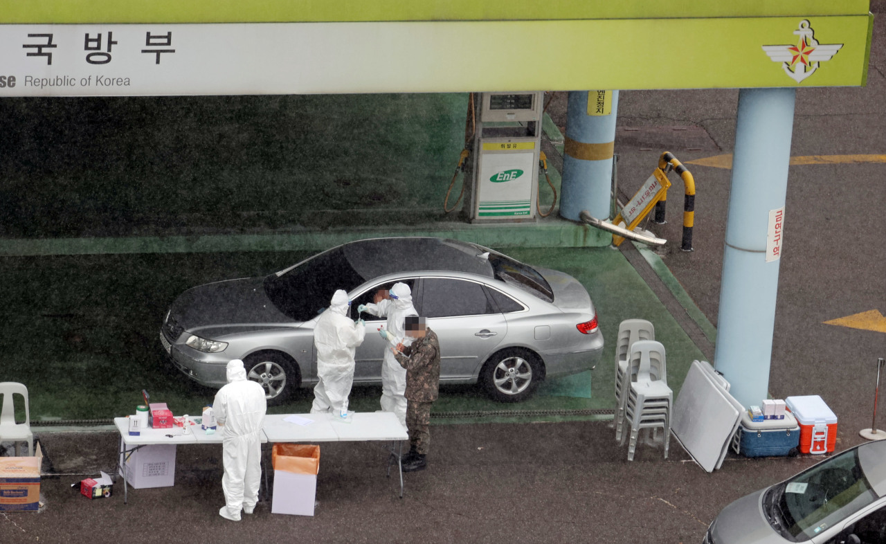 A drive-through clinic is seen at South Korea’s military compound in Seoul, Feb. 16, 2021. (Yonhap)