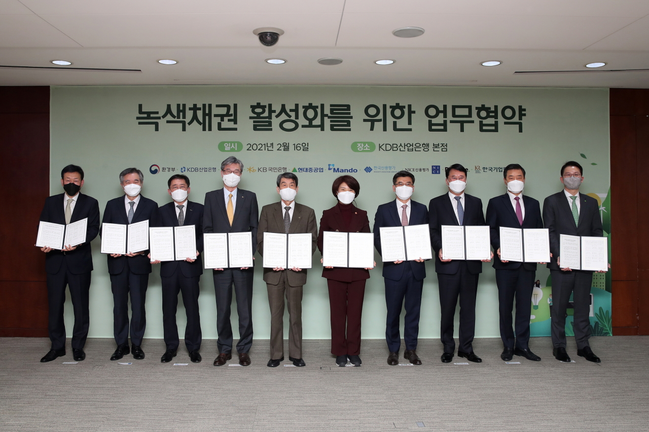 Environment Minister Han Jeoung-ae (sixth from left) and representatives of green bond issuers including KDB Chairman Lee Dong-gull (fifth from left) and independent assurance providers pose for the photo at a ceremony to celebrate their partnership held on Tuesday at the KDB headquarters in Seoul. (KDB)