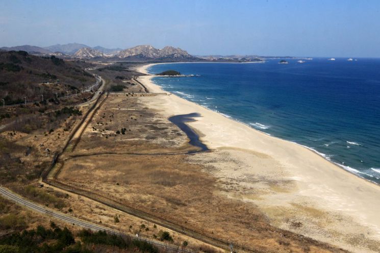 This file photo taken April 3, 2019, shows the east coast near the inter-Korean border in Goseong, Gangwon Province. (Yonhap)