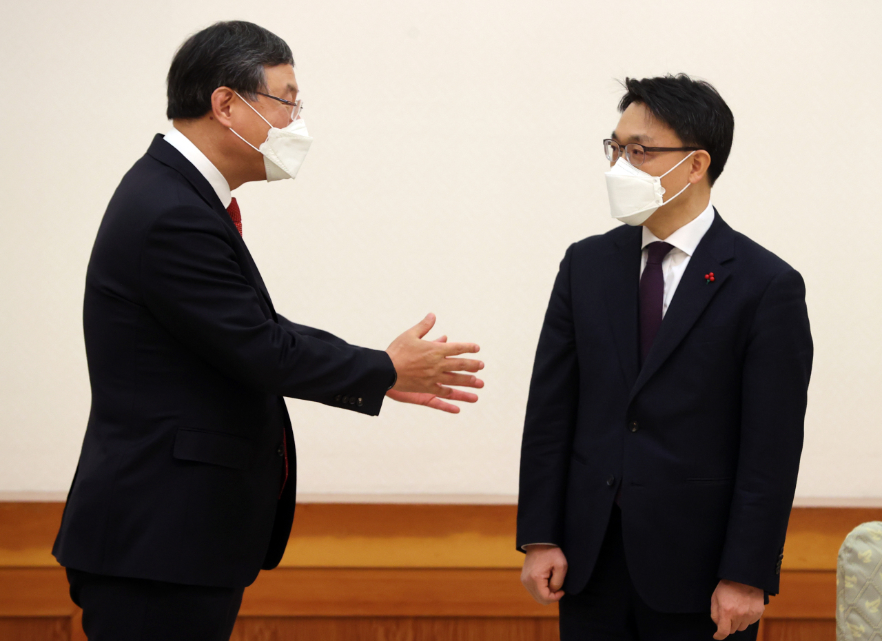 Shin Hyun-soo (L) and Kim Jin-wook (R) (Yonhap)