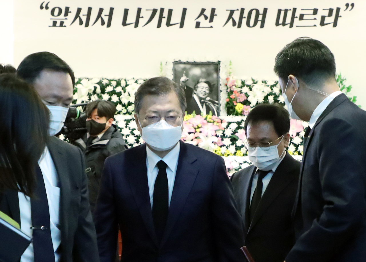 President Moon Jae-in (C) leaves the funeral home of Paek Ki-wan, a famous unification activist, at Seoul National University Hospital in the capital city after a condolence call to the bereaved family on Tuesday. (Yonhap)