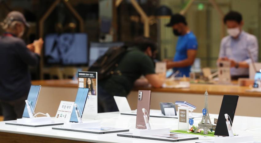 This file photo taken Aug. 7, shows Samsung Electronics Co.'s Galaxy Note 20 smartphones displayed at a store in Seoul. (Yonhap)