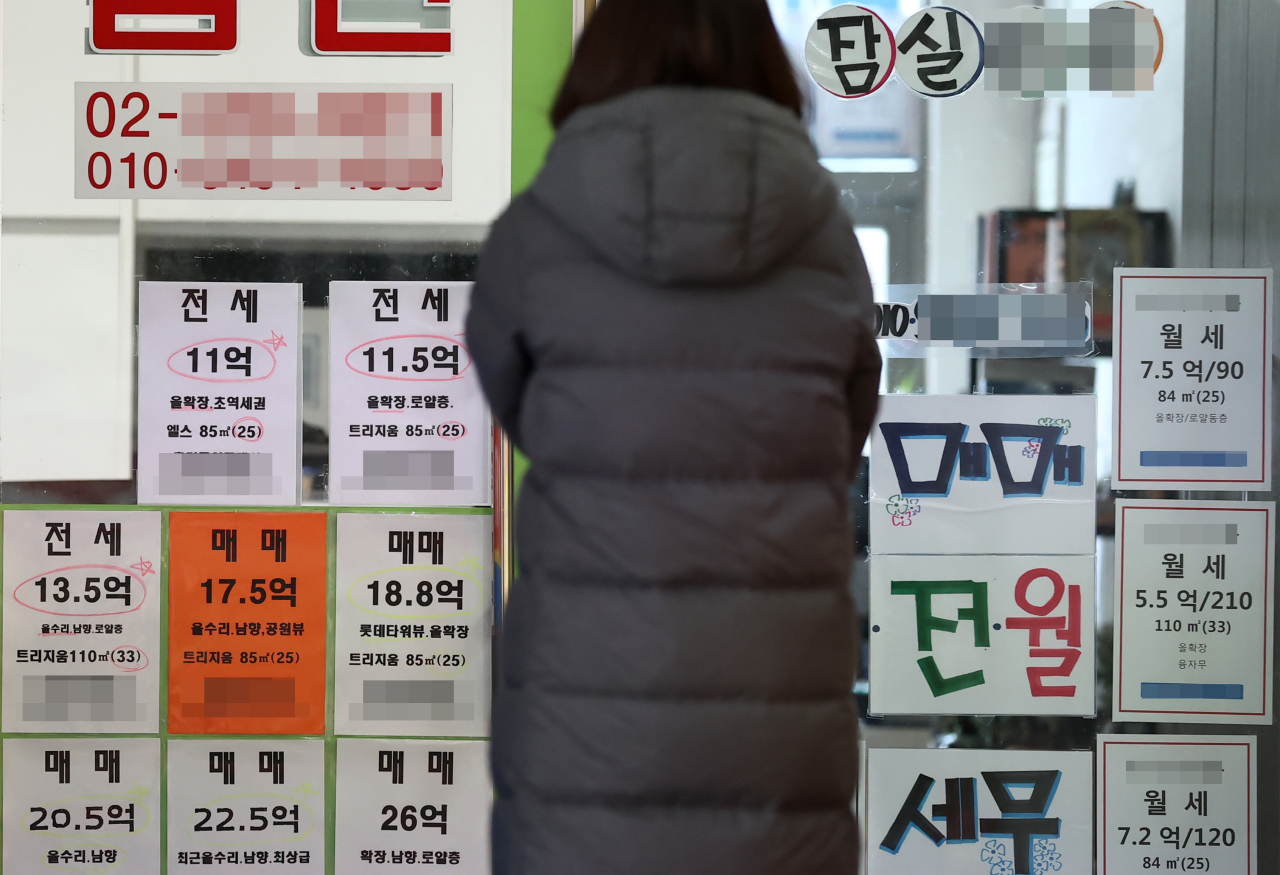 Postings on the window of a real estate agency in Songpa-gu, Seoul, show that asking prices of some apartment units in the district hover over 2 billion won as of Feb. 7. (Yonhap)