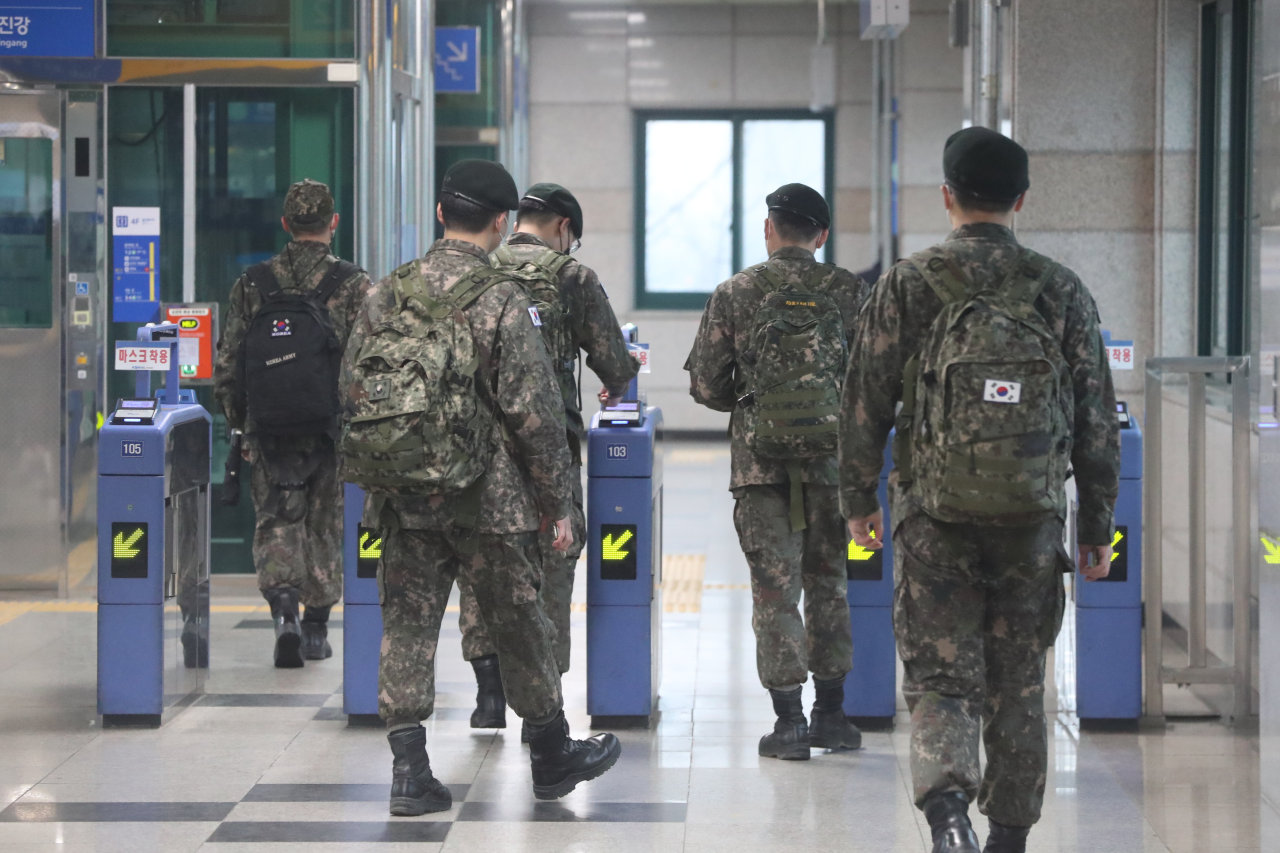 Soldiers enter Munsan Station in Paju, north of Seoul, on Monday, as the defense ministry lifted a monthslong restriction on military leave the same day in accordance with the easing of the government's social distancing rules against COVID-19. (Yonhap)