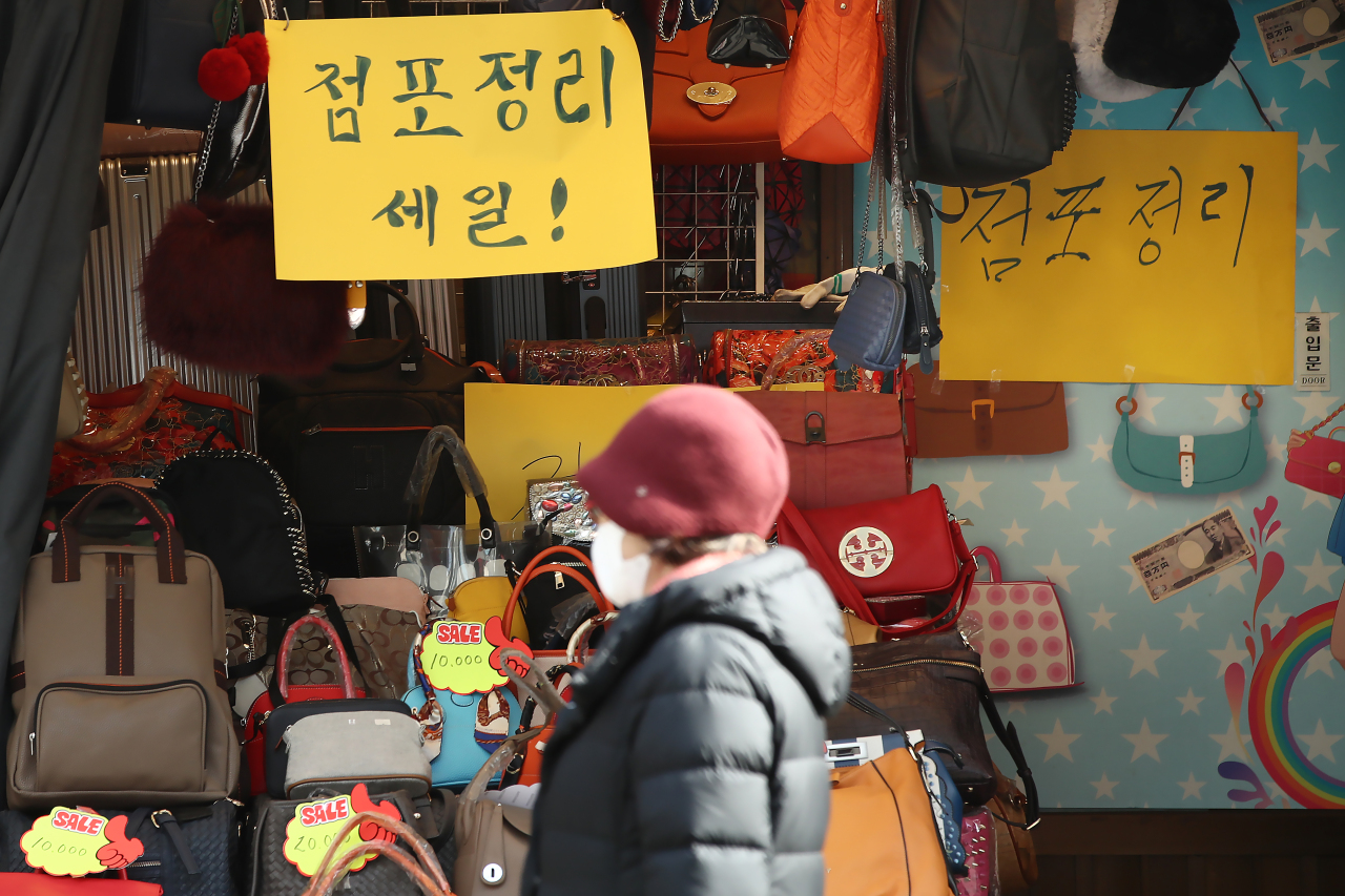 This file photo, taken Feb. 7, 2021, shows a sign announcing sales ahead of a business closure at a store in Namdaemun Market in Seoul, one of South Korea's largest traditional markets. (Yonhap)