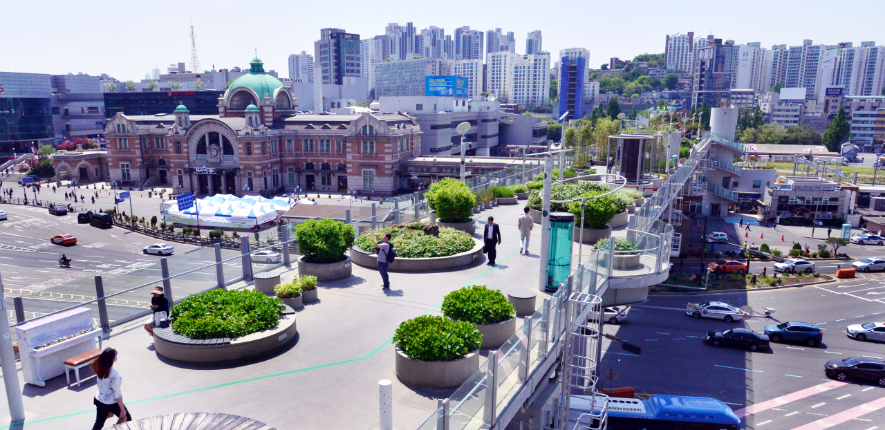 The Seoullo 7017 park in Seoul built atop a former highway overpass. (Park Hyun-koo/The Korea Herald)