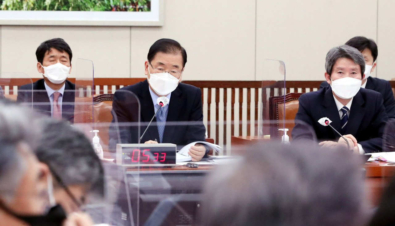 Chung Eui-yong speaks during a parliamentary session on Thursday. (Yonhap)