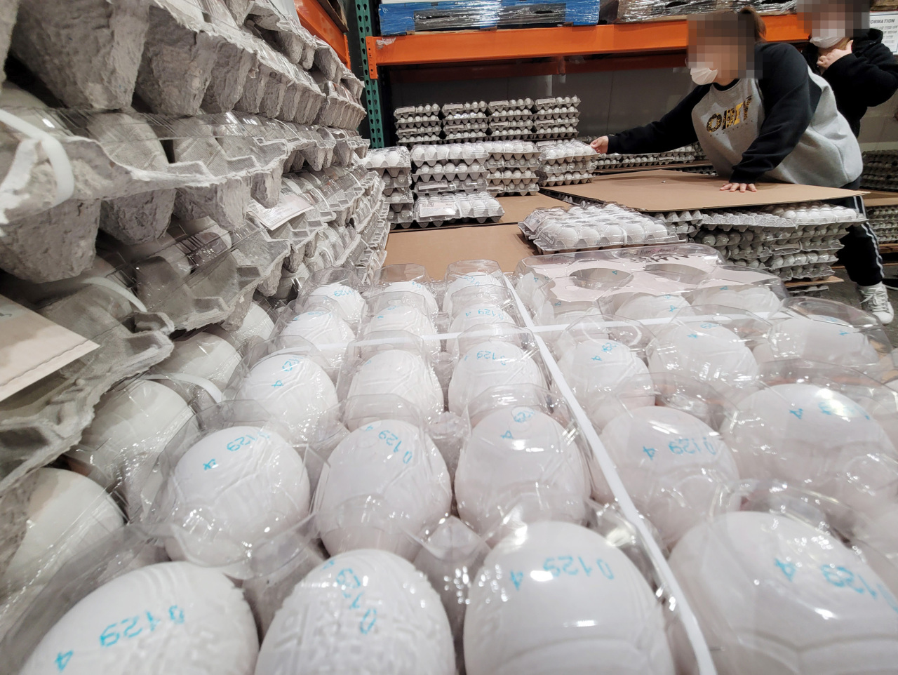Eggs imported from the United States are displayed at a supermarket in Seoul on Feb. 7, 2021. (Yonhap)