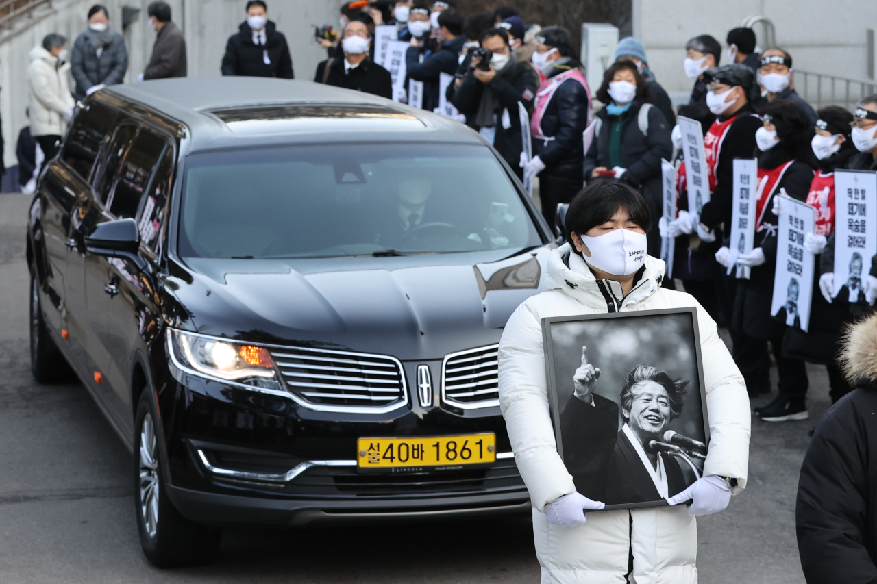 A vehicle carrying the coffin of activist Paek Ki-wan leaves Seoul National University Hospital on Friday. (Yonahp)