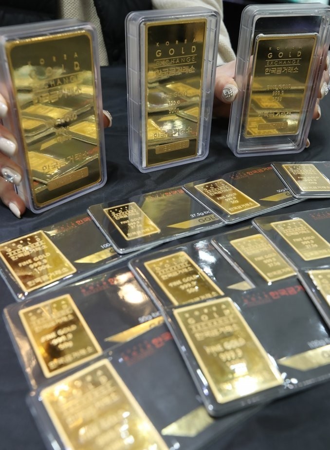 An employee displays gold bars at the Korea Gold Exchange in Seoul on April 17, 2020. (Yonhap)