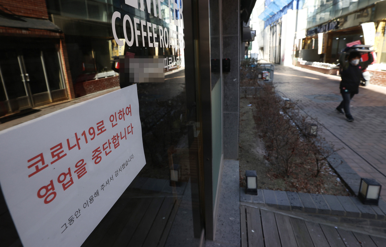 This file photo, taken on Jan. 29, 2021, shows a sign announcing a business closure over the pandemic put up at a store in Seoul's shopping district of Myeongdong. (Yonhap)