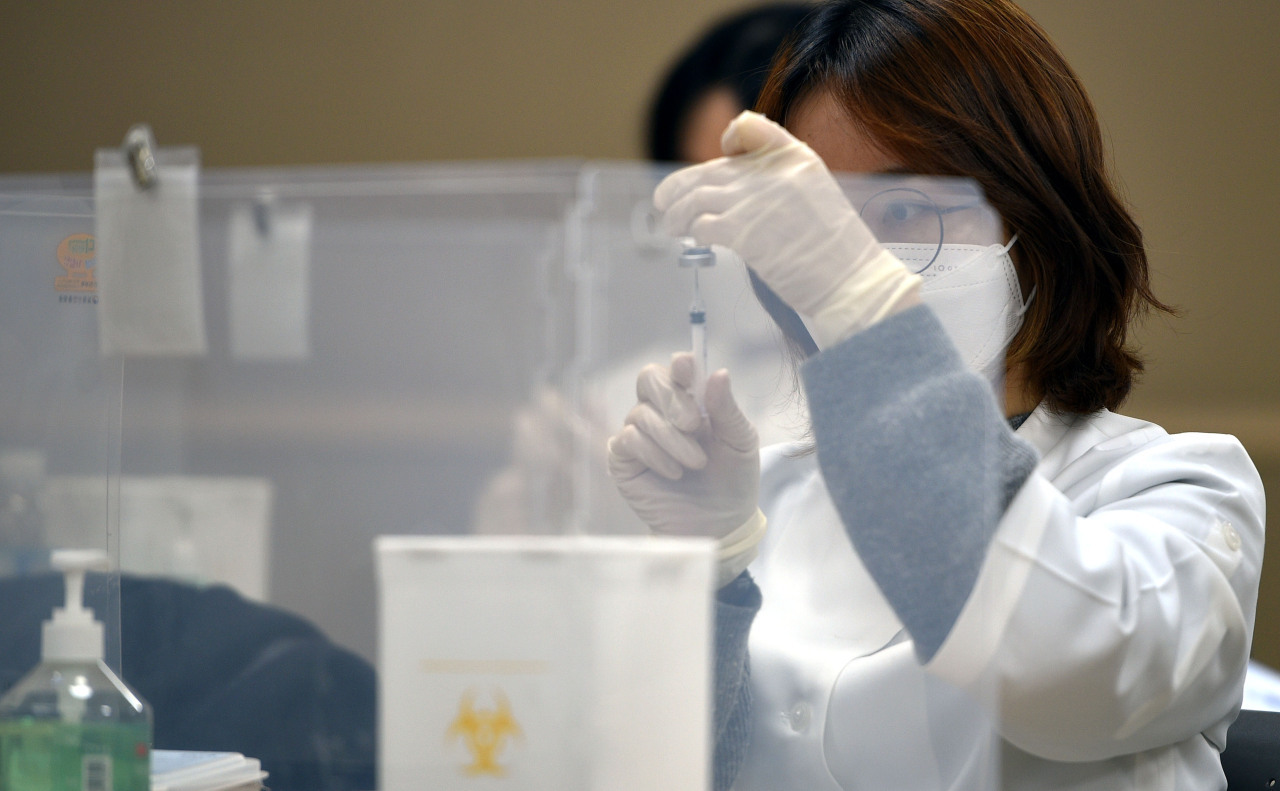 Nurses practice inoculation using COVID-19 vaccines in Daegu, some 300 kilometers southeast of Seoul, last Thursday, ahead of the nation's rollout of the vaccine program. (Yonhap)