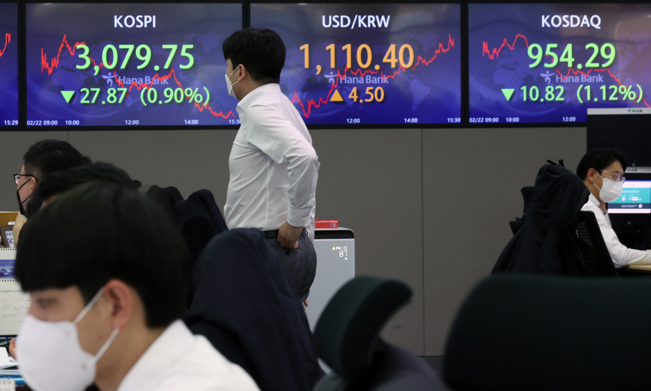 Electronic signboards at the trading room of Hana Bank in Seoul show the benchmark Kospi closed at 3,079.75 on Monday, fell 27.87 points or 0.9 percent from the previous session's close. (Yonhap)