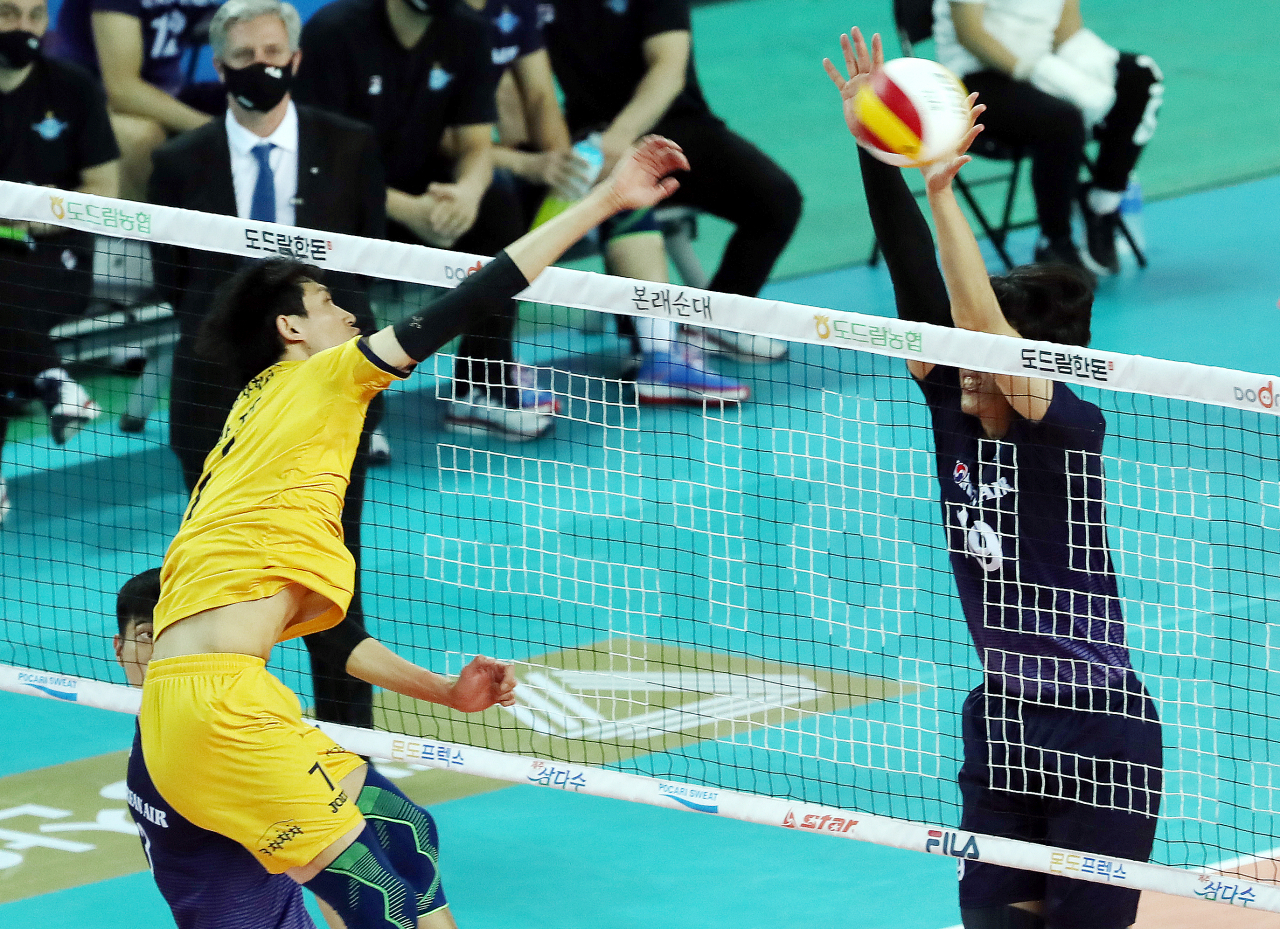 In this file photo from Jan. 15, 2021, Park Jin-u of the KB Insurance Stars (L) hits a spike against the Korean Air Jumbos during a men's V-League match at Gyeyang Gymnasium in Incheon, 40 kilometers west of Seoul. (Yonhap)