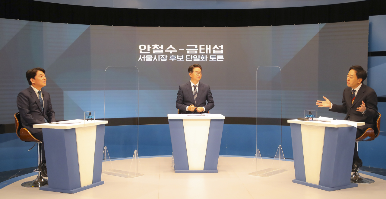People’s Party leader Ahn Cheol-soo (left) and Keum Tae-sup (right), one of his rival candidates for the Seoul mayoral seat, speak during a TV debate held Feb. 18. (Yonhap)