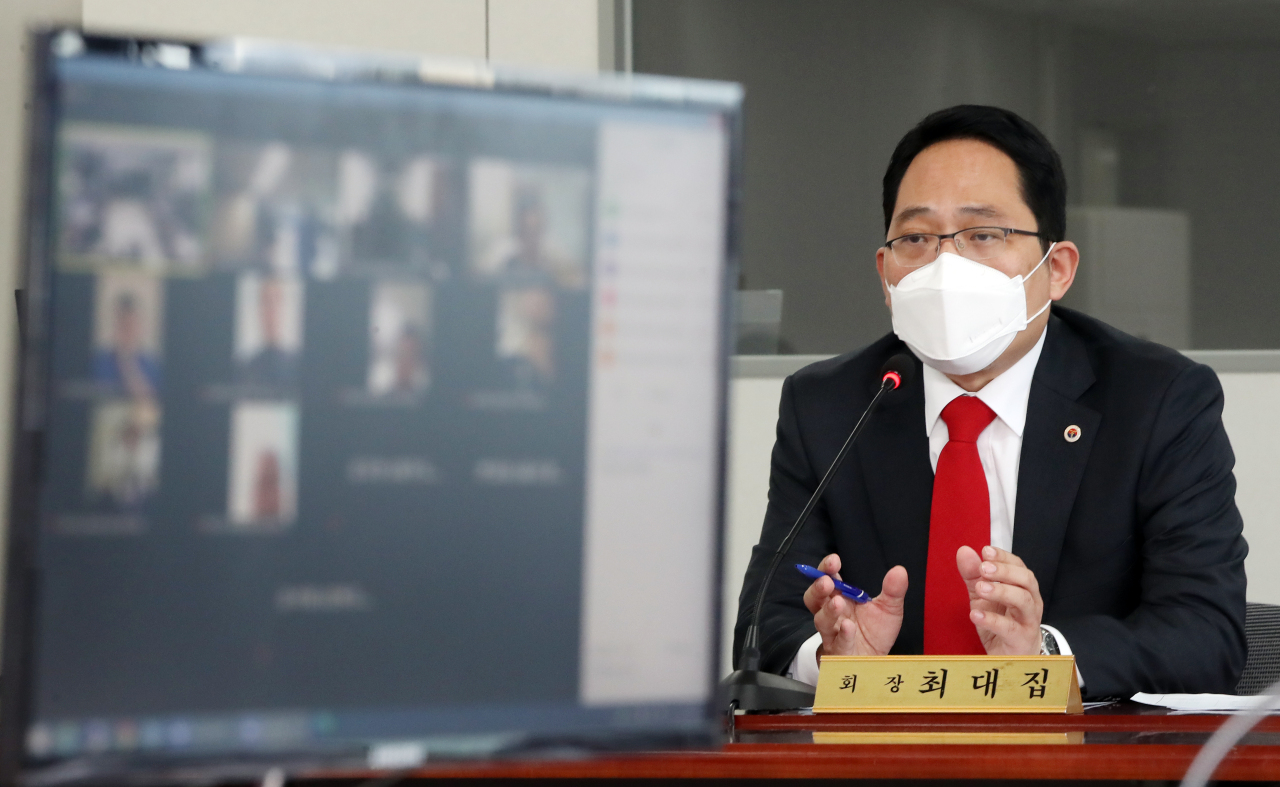Choi Dae-zip, the president of the Korean Medical Association, speaks during a meeting on Saturday. (Yonhap)