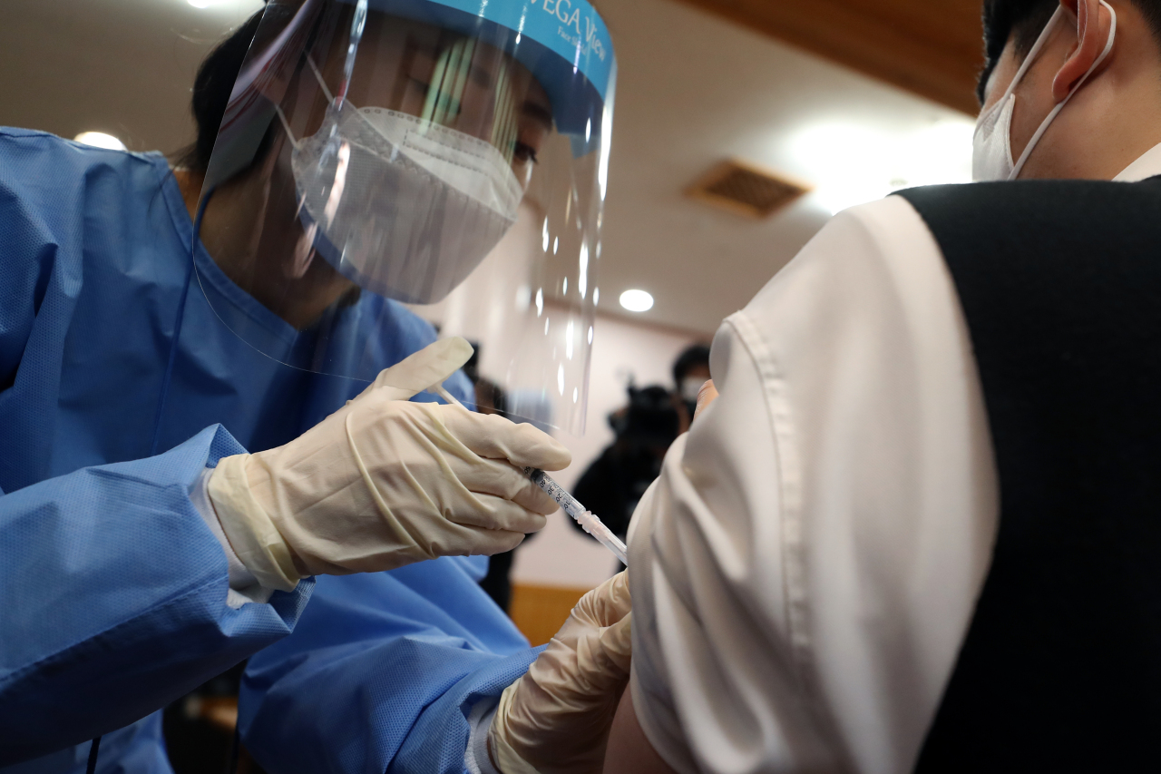 A medical worker carries out a drill for COVID-19 vaccinations in Gwangju, 330 kilometers south of Seoul, on Tuesday. (Yonhap)