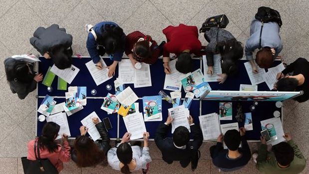 Job fair participants fill out application forms at Daejeon City Hall. (Yonhap)