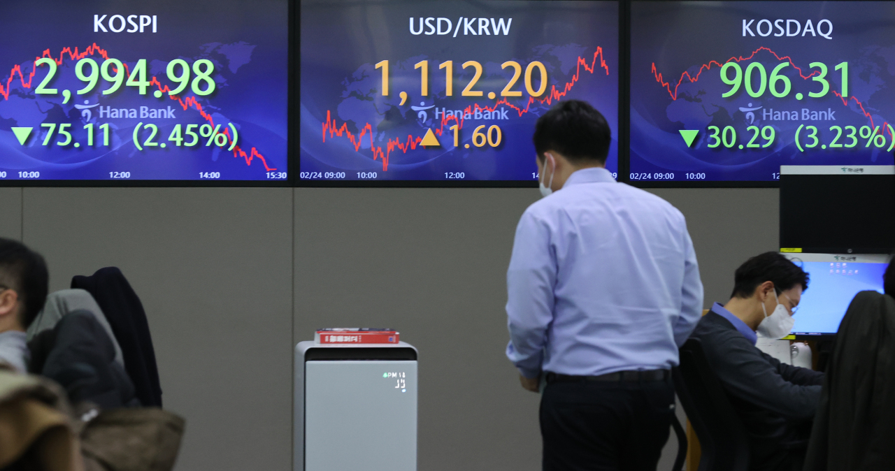 Electronic signboards at the trading room of Hana Bank in Seoul show the benchmark Kospi closed at 2,994.98 on Wednesday, fell 75.11 points or 2.45 percent from the previous session's close. (Yonhap)